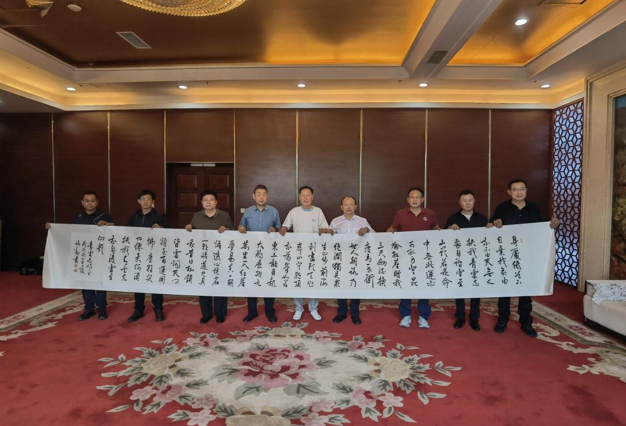 何建新一行首先拜访了书法名家岳福豹校